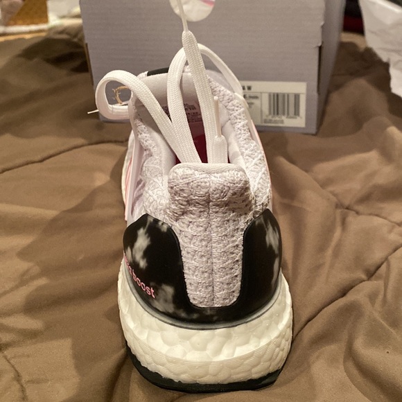 NWT in box Adidas Ultraboost 5.0 DNA women’s size 5 sneakers. - Picture 4 of 9